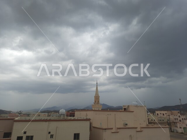 معالم دينية اسلامية سياحية مشهورة في السعودية, الأحياء السكنية والبيوت والمباني المبنية على الطراز القديم في المناطق المرتفعة, الفن الهندسي المعماري لبناء المساجد في مدن الجبال والقمم والمرتفعات, السماء الملبدة بالغيوم والسحب في سماء مدينة الحجرة بمنطقة الباحة