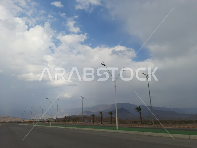 الطرقات الاسفلتية المعبدة والمهيئة في أماكن القمم والمرتفعات الجبلية، الاستمتاع في إحدى المنتزهات في مدينه الحجره في منطقه الباحه، السياحة وقضاء الوقت الممتع في وقت النهار، الأجواء الشتوية الضبابية والسحب البيضاء في سماء السعودبة