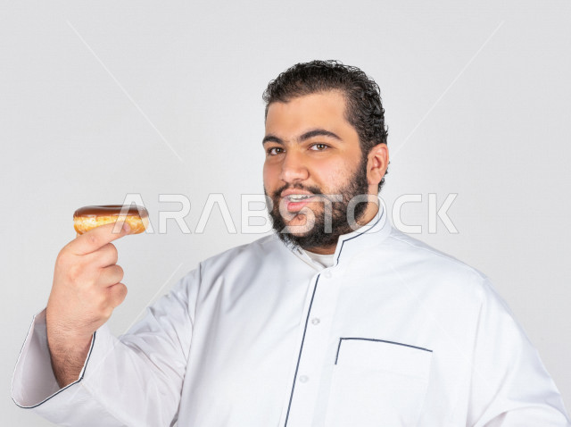 شاب سعودي خليجي يعاني من الافراط بالأكل الغير صحي ، المعاناه من السمنة ، مشاكل صحية ،الوزن الزائد والسمنة ، اكتساب السعرات الحرارية 