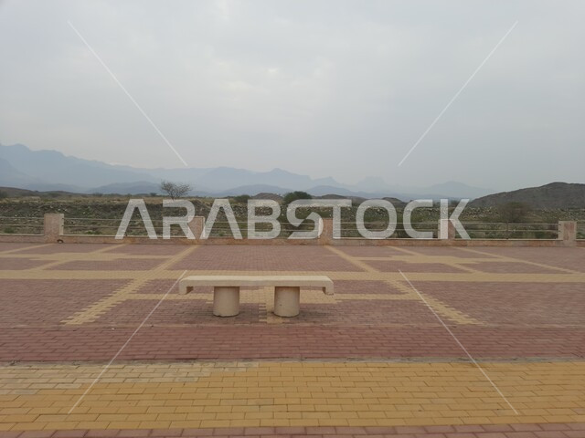 الأجواء الضبابية الغائمة في الجبال والمناطق المرتفعة, التضاريس في القمم والمرتفعات الجبلية, المدن المهيئة والمجهزة للجذب السياحي السعودي, ممشى مدينة الحجرة في منطقة الباحة في المملكة العربية السعودية, معالم سياحية مشهورة