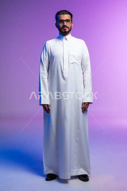 الاهتمام بالمظهر الخارجي، ارتداء النظارات الخاصة بضعف النظر، بورتريه لرجل عربي خليجي سعودي يرتدي الثوب التقليدي يضع النظاره الطبيه ينظر إلى الكاميرا بإيماءات العبوس، مفهوم تحسين الرؤية ومحاولة تعديل البصر، صورة لكامل الجسم، خلفية ملونة