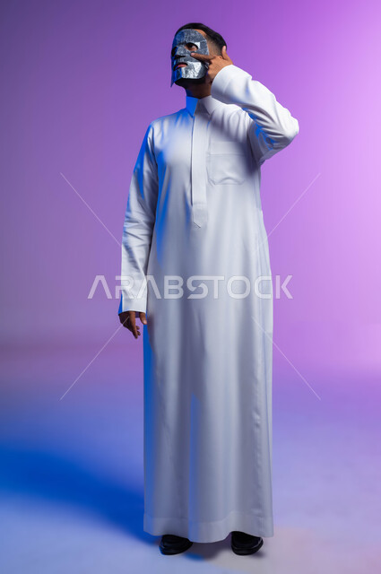 استخدام مكونات تجميلية، خطوات تنظيف وتقشير البشرة، بورتريه لرجل عربي خليجي سعودي يقوم بوضع قناع الطين على وجهه، مفهوم العناية والاهتمام بالمظهر الخارجي، صورة الجسم بالكامل، خلفية بيضاء.