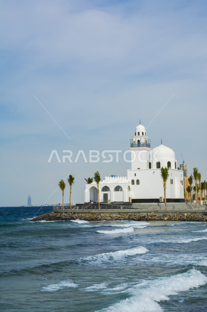 اماكن اسلاميه دينية مقدسة ،أمواج البحر الهادئة على الشاطئ ، الفن الهندسي المعماري لمسجد الجزيرة على كورنيش مدينة جدة، أشجار النخيل الخضراء على الواجهة البحرية، معالم سياحية مشهورة في السعودية