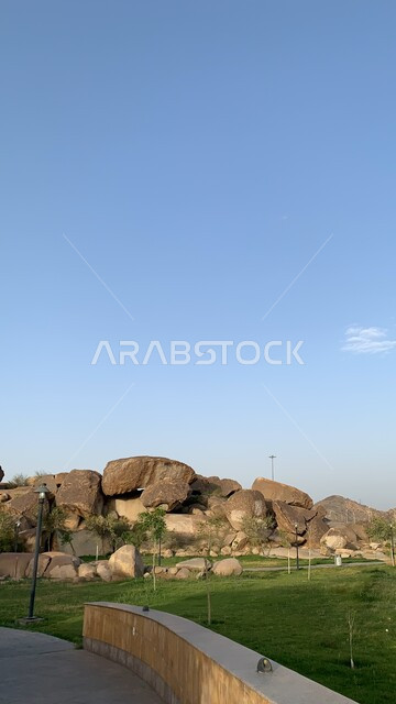 واجهة حضارية وتحفة معمارية، التشكيلات الصخرية والحجرية، أماكن ومناطق عائلية للتنزه والترفيه والمتعة، حدائق ترفيهية سياحية، منتزه الردف في مدينة الطائف، حديقة عامة في المملكة العربية السعودية، المروج والأشجار والنباتات الخضراء