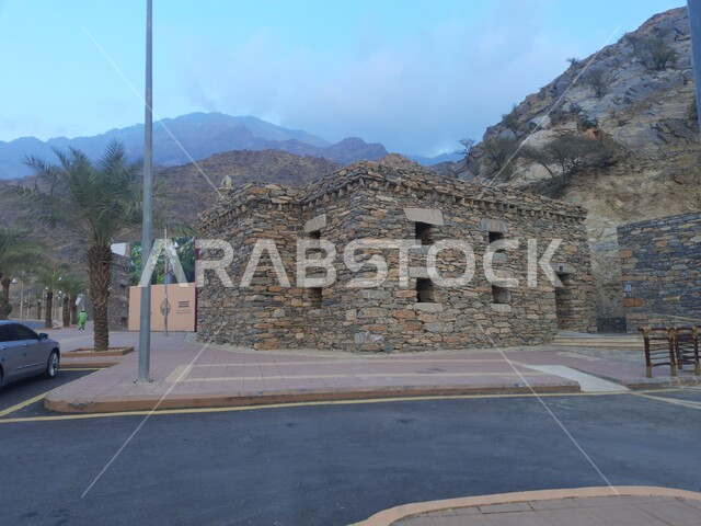 المنشآت والبيوت المبنية على الطراز الحجري القديم, قرية ذي عين التراثية بمنطقة الباحة في السعودية, الأجواء الضبابية الغائمة والسماء الملبدة بالغيوم القطنية, معالم سياحيه مشهورة, الطرقات المهيئة في الأماكن المرتفعة, الطبيعة الصخرية في القمم والمرتفعات الجبلية