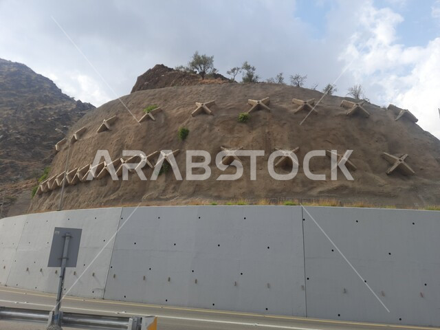 أماكن السياحة وقضاء الوقت الممتع مع الأصدقاء في وقت النهار, الطرقات الجبلية بين منطقة الباحة وعقبة المخواة, التضاريس في القمم والمرتفعات, الطبيعة الصخرية للجبال في المملكة العربية السعودية, معالم سياحية مشهورة