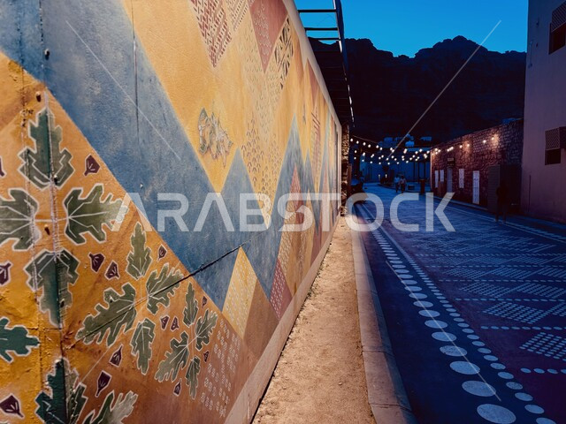معالم تاريخية ثقافية فنية, اللوحات الجدارية الطرقية, المشي على السجادة المرسومة يدويا في شوارع وطرقات حي الجديدة في بلدة العلا، أبرز القرى السياحية العالمية، مباني طينية قديمة، العراقة والحضارة السعودية العربية الإسلامية التراثية