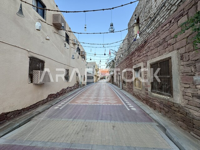 مصابيح الإنارة الطرقية, مباني طينية قديمة، العراقة والحضارة السعودية العربية الإسلامية التراثية, معالم تاريخية ثقافية فنية, المشي على السجادة المرسومة يدويا في شوارع وطرقات حي الجديدة في بلدة العلا، أبرز القرى السياحية العالمية