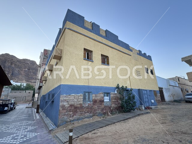 المنشآت والمباني الطينية القديمة, العراقة والحضارة السعودية العربية الإسلامية التراثية, معالم تاريخية ثقافية فنية, اللوحات الجدارية الطرقية, المشي على السجادة المرسومة يدويا في شوارع وطرقات حي الجديدة في بلدة العلا، أبرز القرى السياحية العالمية