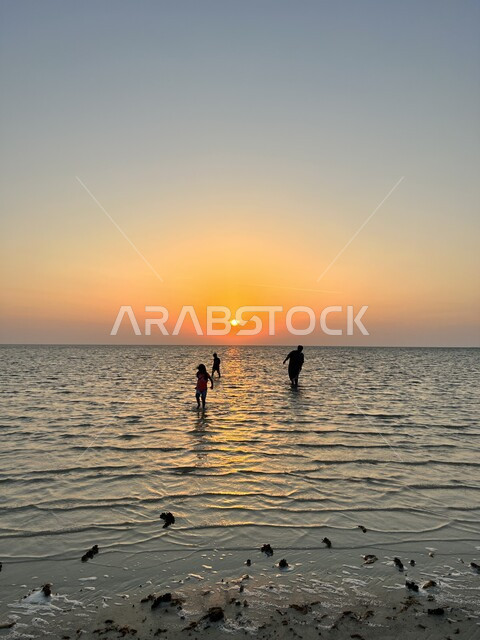 الشواطئ الرملية الذهبية الناعمة في المملكة العربية السعودية, الاستمتاع بالمناظر الطبيعية المائية في وقت الغروب, مناطق السياحة وقضاء الوقت الممتع برفقة الأصدقاء في سواحل البحر الأحمر, الرحلات والجوالات السياحية في وقت الإجازة الصيفية