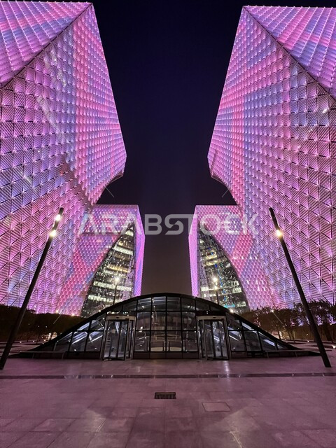 الفن الهندسي المعماري للمجمعات والخدمات الذكية المضاءة ليلا في المدينة الرقمية في مدينة الرياض، الأبراج والمباني السكنية المتطورة في المملكة العربية السعودية، معالم تجارية واقتصادية مشهورة, رؤية مستقبلية سعودية 2030, الخدمات الالكترونية والتقنيات الحديثة