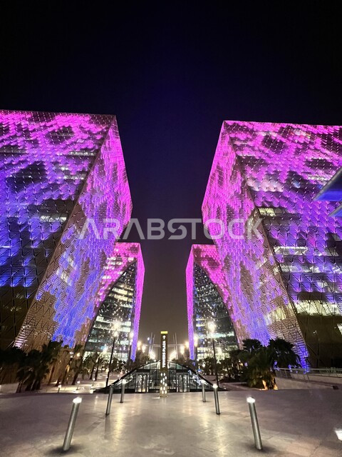 الفن الهندسي المعماري للمجمعات والخدمات الذكية المضاءة ليلا في المدينة الرقمية في مدينة الرياض، الأبراج والمباني السكنية المتطورة في المملكة العربية السعودية، معالم تجارية واقتصادية مشهورة, رؤية مستقبلية سعودية 2030, الخدمات الالكترونية والتقنيات الحديثة