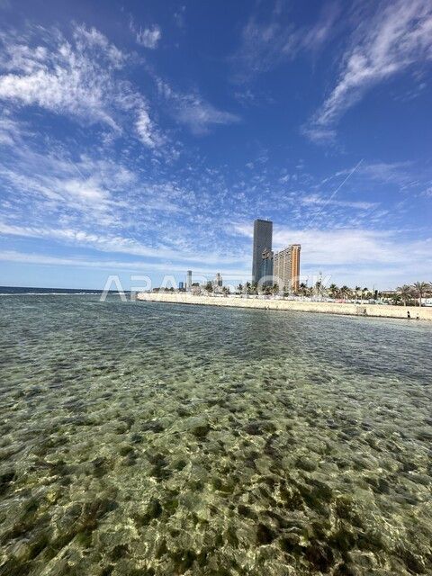 الفنادق والأبراج والمنتجعات الفاخرةعلى الواجهة البحرية لمدينة جدة، مركز جذب واستقطاب السائحين من العالم، الاستمتاع برحلة صيفية مميزة في البحر، الأماكن السياحية الترفيهية في المملكة، منظر السماء الزرقاء.