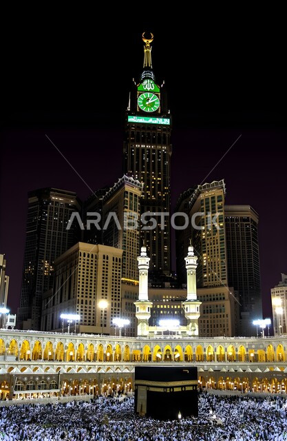 الفن الهندسي المعماري لبرج الساعة المكي المطل على المسجد الحرام، الطواف حول الكعبة المشرفة، حجاج بيت الله في الحرم المكي الشريف في مكة المكرمة في المملكة العربية السعودية، أداء مناسك الحج والعمرة، أماكن ومعالم دينية اسلامية مقدسة