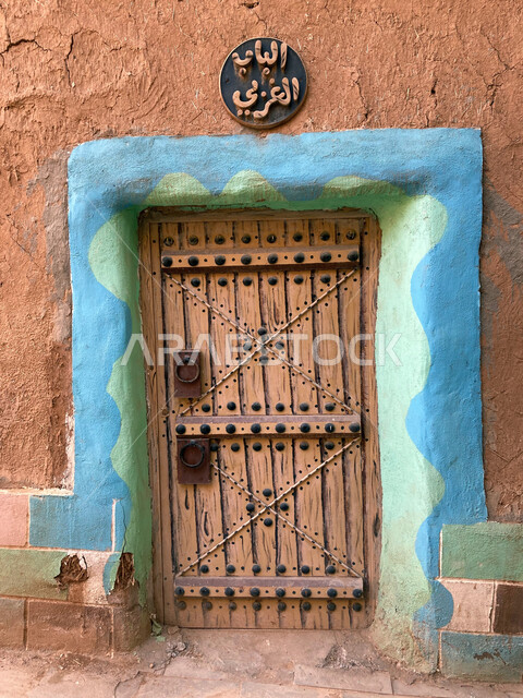القرى والمدن التاريخية، التصميم المعماري العربي القديم للأبواب الخشبية الأثرية القديمة، باب خشبي لمنزل طيني، أماكن تراثية في المملكة العربية السعودية