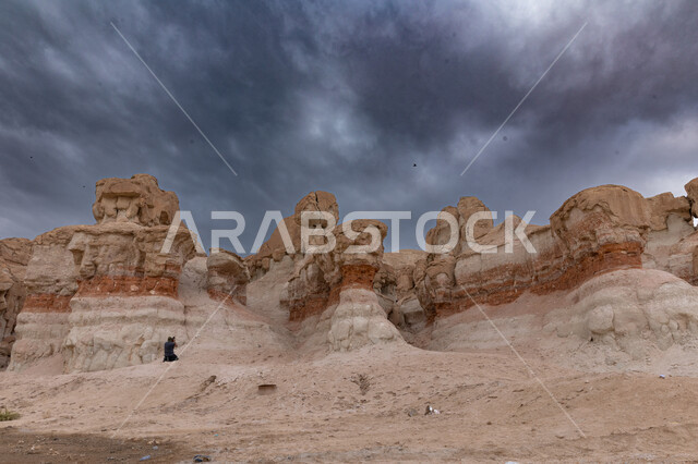  القمم والمرتفعات الجبلية في مدينة الاحساء، منظر السماء الملبدة بالغيوم فوق التضاريس الطبيعية، التشكيلات والتكوينات الصخرية في الجبال ، متحف أرض الحضارات في جبل القارة، المعالم التاريخية الأثرية القديمة في المملكة العربية السعودية