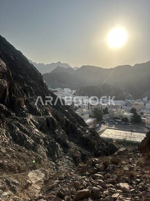 اشعه الشمس على القمم والمرتفعات الجبلية، صورة مقربة للحجارة الصغيرة في دولة عمان، اماكن ومعالم سياحية مشهورة في المملكة، البيوت والمباني السكنية الاثرية في السعودية، خلفية الطبيعة