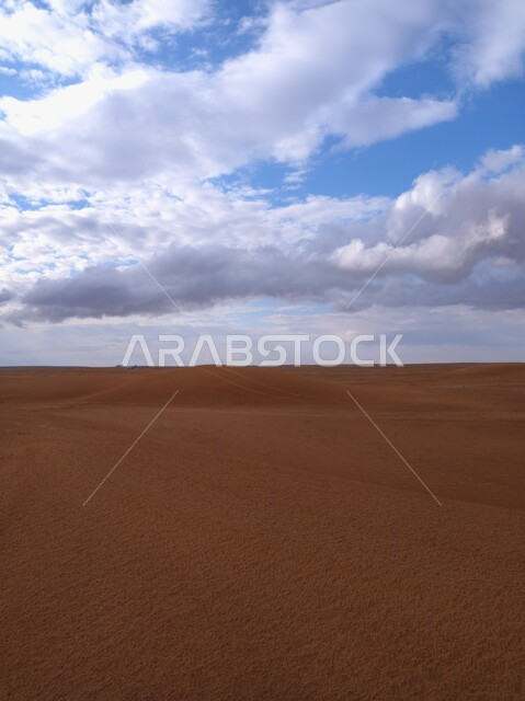 منظر الغيوم البيضاء في السماء الزرقاء، الكثبان الرملية في وقت النهار في القصيم، التضاريس الطبيعيه في صحراء المملكة العربية السعودية، الرمال الناعمة الذهبية، أماكن سياحية مشهورة، خلفية الطبيعه الصحراوية