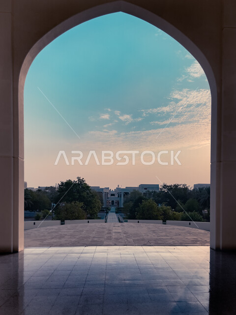 معالم دينية مشهورة في مسقط ,الفنون الهندسية المعمارية على الطراز الإسلامي المميز ، أماكن اسلامية مقدسه، بوابة مسجد سلطان قابوس الاكبر في سلطنة عمان، نداء المسلمين للصلاة والعبادة والتقرب الى الله، خلفية الطبيعه