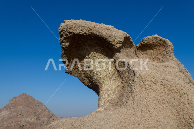 التشكيلات الصخرية للمناطق الأثرية السياحية، الفجوات الفارغة والكهوف والتجاويف الأرضية، صورة مقربة لأشكال أحجار كهف الأمير أحمد في مدينة الرويضة بمحافظة القويعية غرب الرياض، الطبيعة الجبلية والتضاريس في المملكة العربية السعودية .