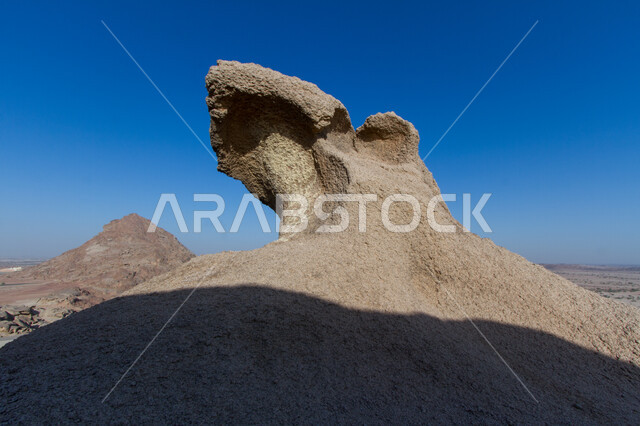 التشكيلات الصخرية للمناطق الأثرية السياحية، الفجوات الفارغة والكهوف والتجاويف الأرضية، صورة مقربة لأشكال أحجار كهف الأمير أحمد في مدينة الرويضة بمحافظة القويعية غرب الرياض، الطبيعة الجبلية والتضاريس في المملكة العربية السعودية .