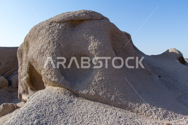 الفجوات الفارغة والكهوف والتجاويف الأرضية، التكوينات الصخرية للمناطق الأثرية السياحية،  صورة مقربة لأشكال أحجار كهف الأمير أحمد في مدينة الرويضة بمحافظة القويعية غرب الرياض، الطبيعة الجبلية والتضاريس في المملكة العربية السعودية .