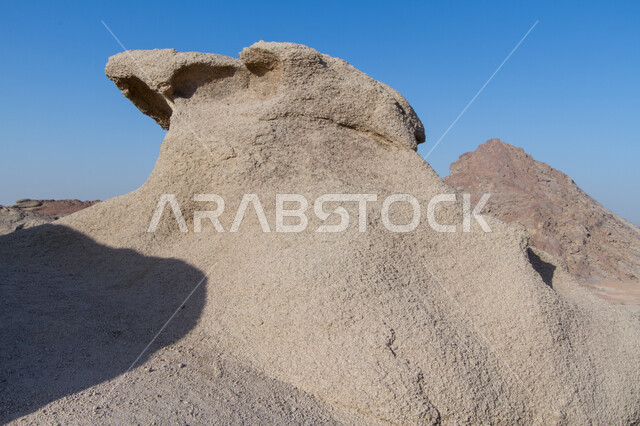 الفجوات الفارغة والكهوف والتجاويف الأرضية، التكوينات الصخرية للمناطق الأثرية السياحية،  صورة مقربة لأشكال أحجار كهف الأمير أحمد في مدينة الرويضة بمحافظة القويعية غرب الرياض، الطبيعة الجبلية والتضاريس في المملكة العربية السعودية .