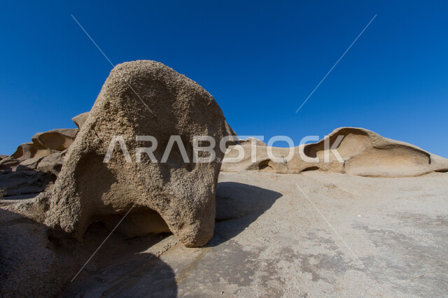 الفجوات الفارغة والكهوف والتجاويف الأرضية، التكوينات الصخرية للمناطق الأثرية السياحية،  صورة مقربة لأشكال أحجار كهف الأمير أحمد في مدينة الرويضة بمحافظة القويعية غرب الرياض، الطبيعة الجبلية والتضاريس في المملكة العربية السعودية .