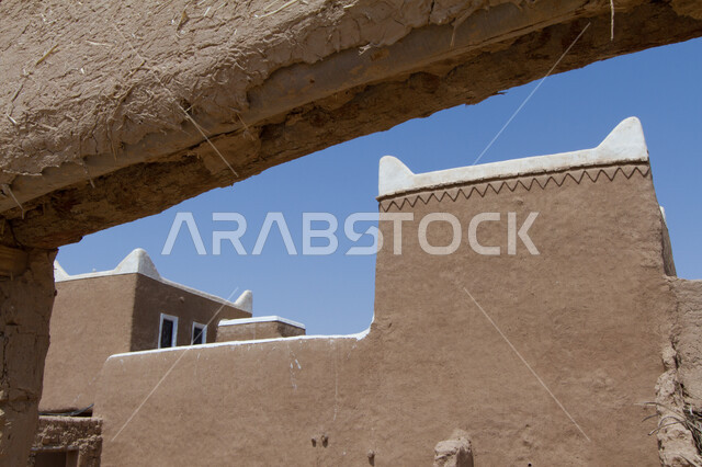 المباني الطينية التاريخية القديمة في قرية أشيقر في الرياض، صورة مقربة لأحد البيوت التراثية من جهات مختلفة في المملكة العربية السعودية, أماكن سياحية أثرية ثقافية، معالم ومناطق متميزة لجذب واستقطاب السائحين من العالم .