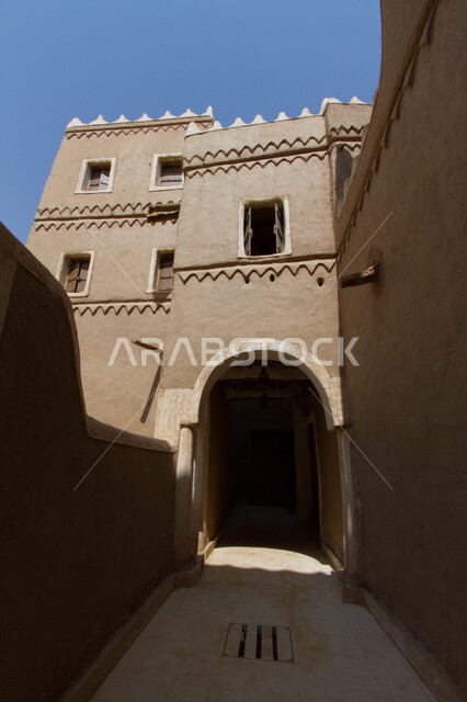 الفن الهندسي المعماري على الطراز القديم في محافظة الشقراء، صورة مقربة لأحد المباني الطينية التراثية في قرية أشيقر في الرياض، أماكن سياحية أثرية ثقافية، معالم وأماكن تاريخية لجذب واستقطاب السائحين في المملكة العربية السعودية .
