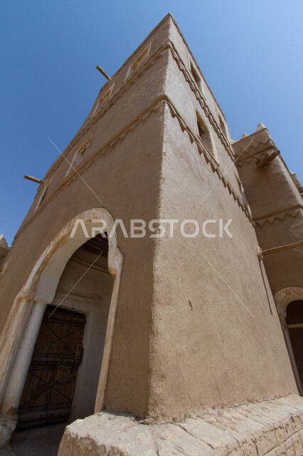 الفن الهندسي المعماري على الطراز القديم في محافظة الشقراء، صورة مقربة لأحد المباني الطينية التراثية في قرية أشيقر في الرياض، أماكن سياحية أثرية ثقافية، معالم وأماكن تاريخية لجذب واستقطاب السائحين في المملكة العربية السعودية .