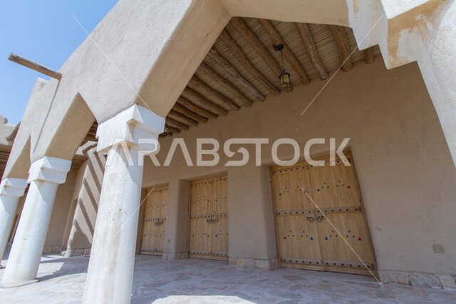 المشاريع التأهيلية للقرى التاريخية القديمة لجذب السياح من شتى أنحاء العالم، معالم السياحة والتراث في المملكة العربية السعودية، السقوف الخشبية المبنية على الطراز التاريخي القديم، القرية التراثية بمدينة الغاط التابعة لامارة الرياض, الحضارة والأصالة والمنشآت الطينية في إحدى أماكن السياحة الأثرية