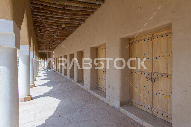 الحضارة والأصالة والمنشآت الطينية في إحدى أماكن السياحة الأثرية، معالم السياحة والتراث في المملكة العربية السعودية، السقوف الخشبية المبنية على الطراز التاريخي القديم، المشاريع التأهيلية للقرى التاريخية القديمة لجذب السياح من شتى أنحاء العالم، القرية التراثية بمدينة الغاط التابعة لامارة الرياض