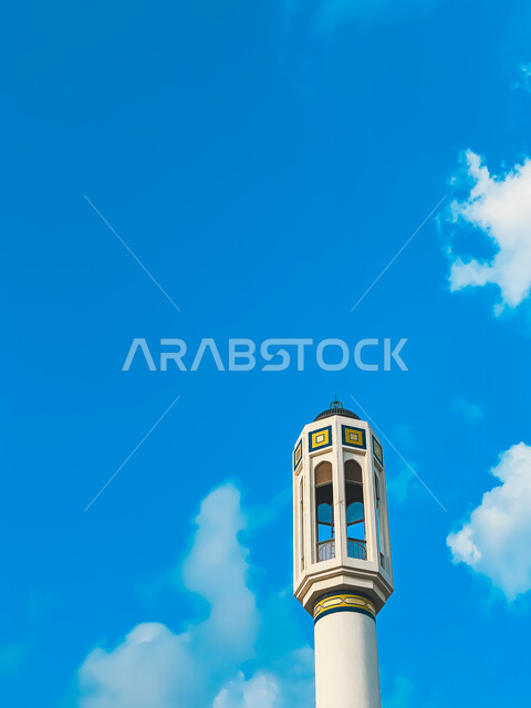 نداء المسلمين للصلاة والعبادة والتقرب الى الله, معالم و مناطق مشهورة في مسقط, الفن الهندسي المعماري على الطراز الإسلامي، أماكن اسلامية مقدسه، مئذنه  مسجد سلطان قابوس الاكبر في سلطنة عمان، أداء الفرائض الدينية