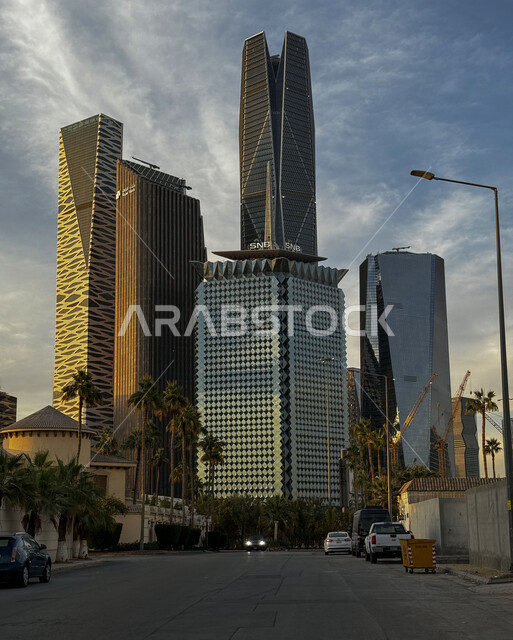 مركز الملك عبدالله المالي كافد في المملكة العربية السعودية, تنمية وتطور العمران وناطحات السحاب في مدينة الرياض, الأبراج المالية والمنشآت الاقتصادية في وقت النهار, الفن الهندسي على الطراز المعماري الحديث والمتطور