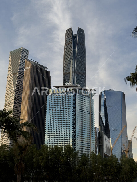 مركز الملك عبدالله المالي كافد في المملكة العربية السعودية, تنمية وتطور العمران وناطحات السحاب في مدينة الرياض, صورة مقربة للأبراج المالية والمنشآت الاقتصادية في وقت النهار, الفن الهندسي على الطراز المعماري الحديث والمتطور