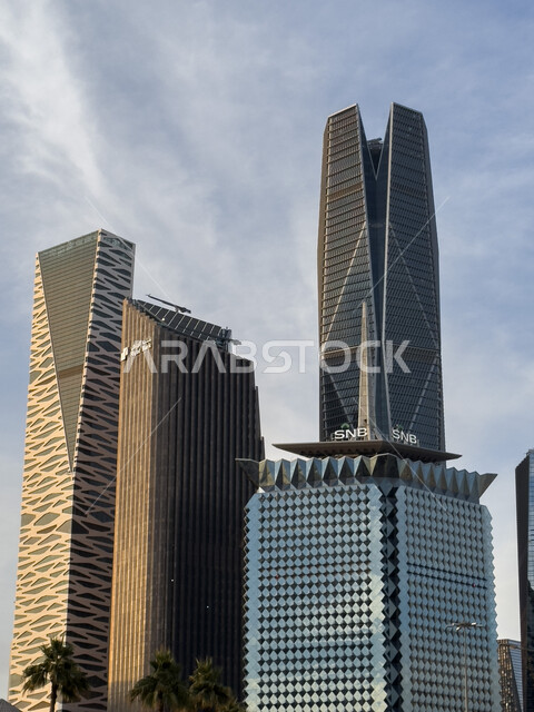تنمية وتطور العمران وناطحات السحاب في مدينة الرياض, صورة مقربة للأبراج المالية والمنشآت الاقتصادية في وقت النهار, مركز الملك عبدالله المالي كافد في المملكة العربية السعودية, الفن الهندسي على الطراز المعماري الحديث والمتطور