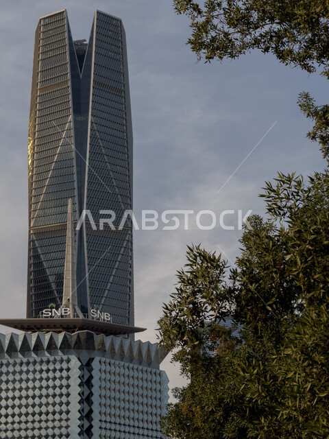 تنمية وتطور العمران وناطحات السحاب في مدينة الرياض, صورة مقربة للأبراج المالية والمنشآت الاقتصادية في وقت النهار, مركز الملك عبدالله المالي كافد في المملكة العربية السعودية, الفن الهندسي على الطراز المعماري الحديث والمتطور