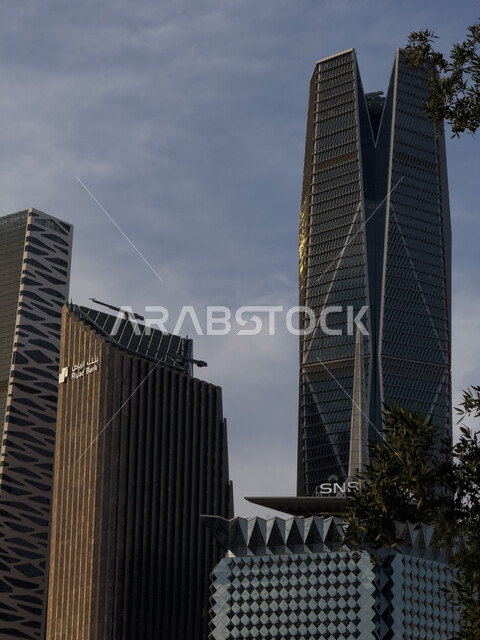 تنمية وتطور العمران وناطحات السحاب في مدينة الرياض, صورة مقربة للأبراج المالية والمنشآت الاقتصادية في وقت النهار, مركز الملك عبدالله المالي كافد في المملكة العربية السعودية, الفن الهندسي على الطراز المعماري الحديث والمتطور