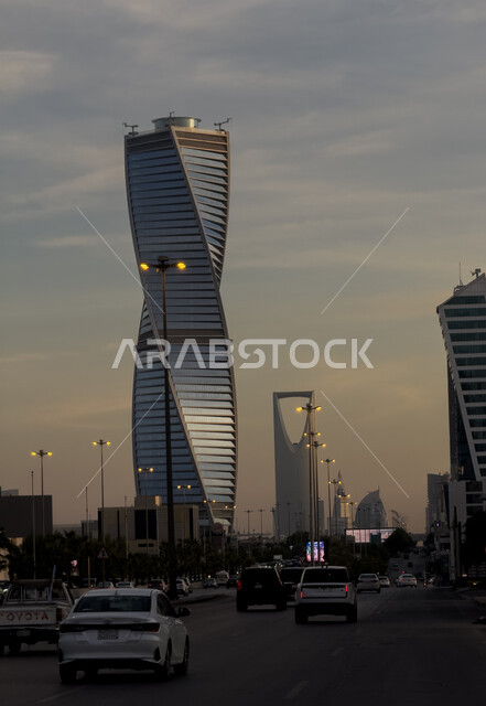 البرج المجدول في المملكة العربية السعودية, تنمية وتطور العمران في مدينة الرياض, الفن الهندسي على الطراز المعماري الحديث والمتطور، الحركة المرورية للسيارات على طريق الملك فهد، الأبراج وناطحات السحاب المشهورة
