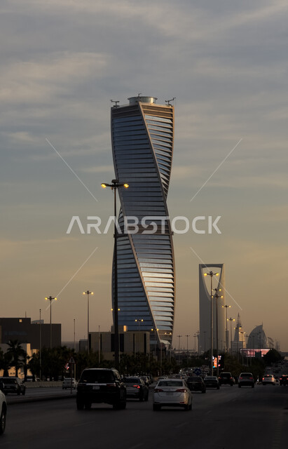 البرج المجدول في المملكة العربية السعودية, تنمية وتطور العمران في مدينة الرياض, الفن الهندسي على الطراز المعماري الحديث والمتطور، الحركة المرورية للسيارات على طريق الملك فهد، الأبراج وناطحات السحاب المشهورة