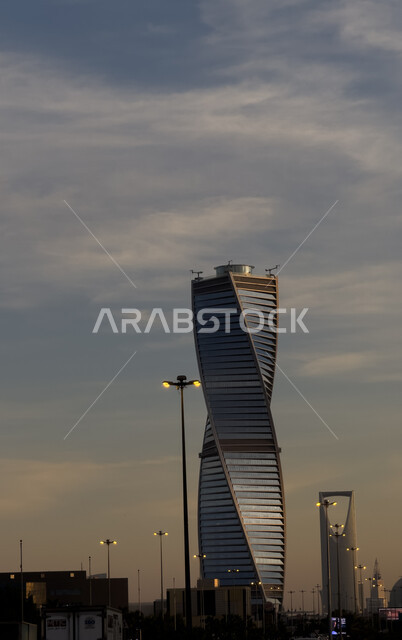 البرج المجدول في المملكة العربية السعودية, تنمية وتطور العمران في مدينة الرياض, الفن الهندسي على الطراز المعماري الحديث والمتطور، الحركة المرورية للسيارات على طريق الملك فهد، الأبراج وناطحات السحاب المشهورة