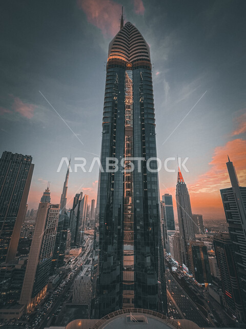 النمو والتقدم والتوسع العمراني، الفن الهندسي المعماري للابراج وناطحات السحاب في دبي، غروب الشمس في سماء الامارات العربيه المتحدة ،المباني والمنشآت السكنية على الطراز الحديث