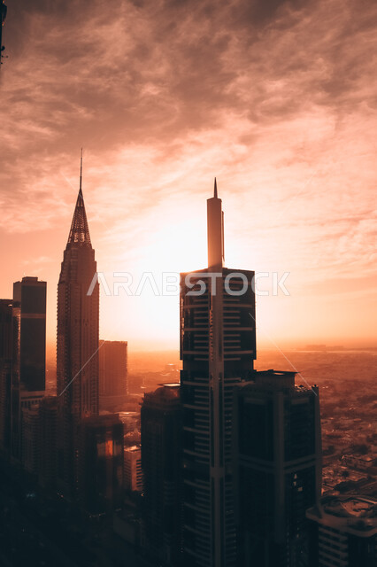 النمو والتقدم والتوسع العمراني، الفن الهندسي المعماري للابراج وناطحات السحاب في دبي، غروب الشمس في سماء الامارات العربيه المتحدة ،المباني والمنشآت السكنية على الطراز الحديث