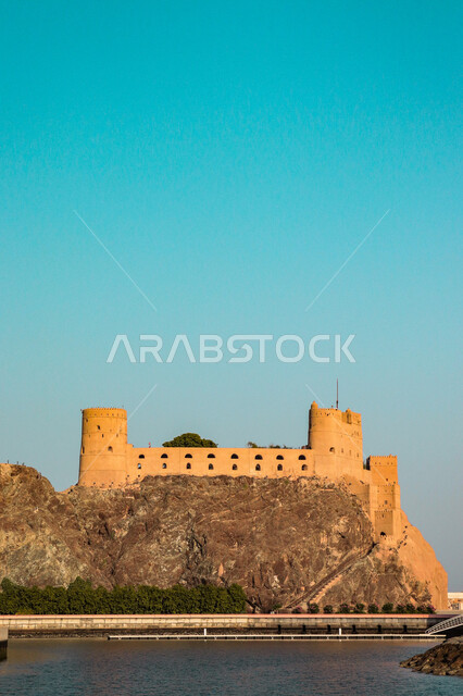 قلعة الجلالي الاثرية المبنية من الطين على السواحل العربية، حصن سياسي دفاعي، صخور شرقية قديمة، معالم وأماكن سياحية مشهورة في سلطنة عمان، الفن الهندسي المعماري على الطراز القديم، خلفية الطبيعه