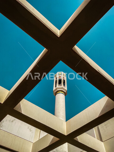 الفن الهندسي المعماري على الطراز الإسلامي ،نداء المسلمين للصلاة والعبادة والتقرب الى الله, معالم و مناطق مشهورة في مسقط، أماكن اسلامية مقدسه، مئذنه مسجد سلطان قابوس الاكبر في سلطنة عمان، أداء الفرائض الدينية