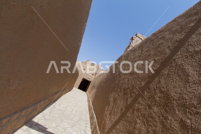 الطراز المعماري التاريخي في قرية أشيقر في الرياض، أماكن سياحية أثرية ثقافية، صورة مقربة للجدران الطينية التراثية من جهات مختلفة في المملكة العربية السعودية, معالم ومناطق متميزة لجذب واستقطاب السائحين من العالم .