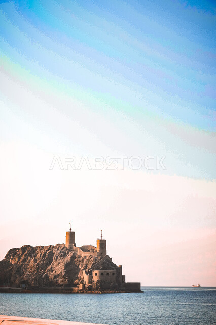 الفن الهندسي المعماري على الطراز القديم لقلعة الجلالي الاثرية المبنية من الطين على السواحل العربية، حصن سياسي دفاعي، صخور شرقية قديمة، معالم وأماكن سياحية مشهورة في سلطنة عمان، خلفية الطبيعه