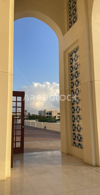 بوابه مسجد سلطان قابوس الاكبر في سلطنة عمان، أماكن اسلامية مقدسه، الفنون الهندسية المعمارية على الطراز الإسلامي المميز ،نداء المسلمين للصلاة والعبادة والتقرب الى الله, معالم دينية مشهورة في مسقط