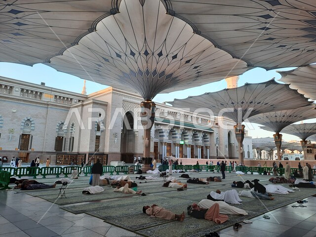 المسجد النبوي الشريف في وضح النهار، أماكن ومعالم دينية إسلامية مقدسة في المملكة العربية السعودية، تجمع المسلمون لأداء فروض الصلوات والعبادة والتقرب الى الله، المظلات الإلكترونية للتظلل والحماية، ساحة الحرم النبوي في المدينة المنورة